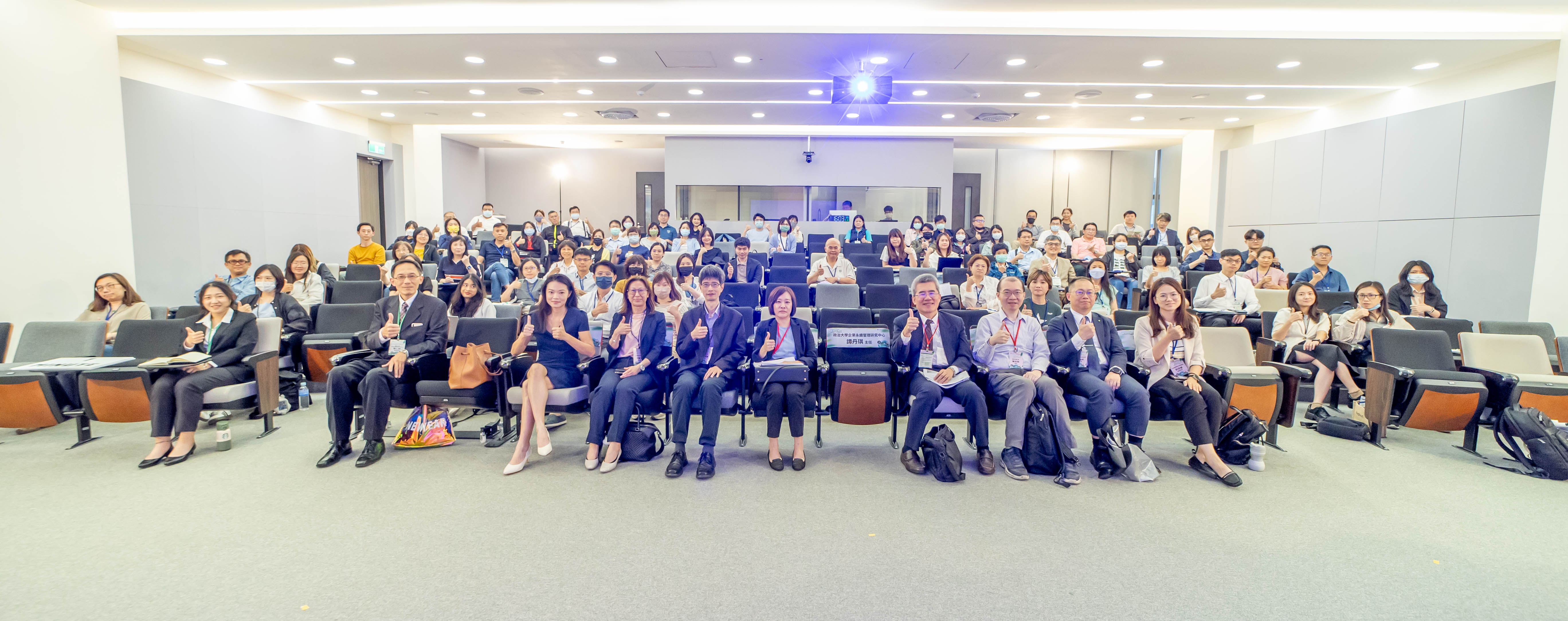图12:所有受邀专题报告来宾与报名与会之银行保险业代表合影.jpg 图12:所有受邀专题报告来宾与报名与会之银行保险业代表合影.jpg